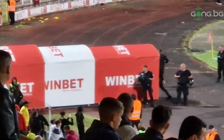 Феновете на ЦСКА замеряха Александър Томаш с предмети