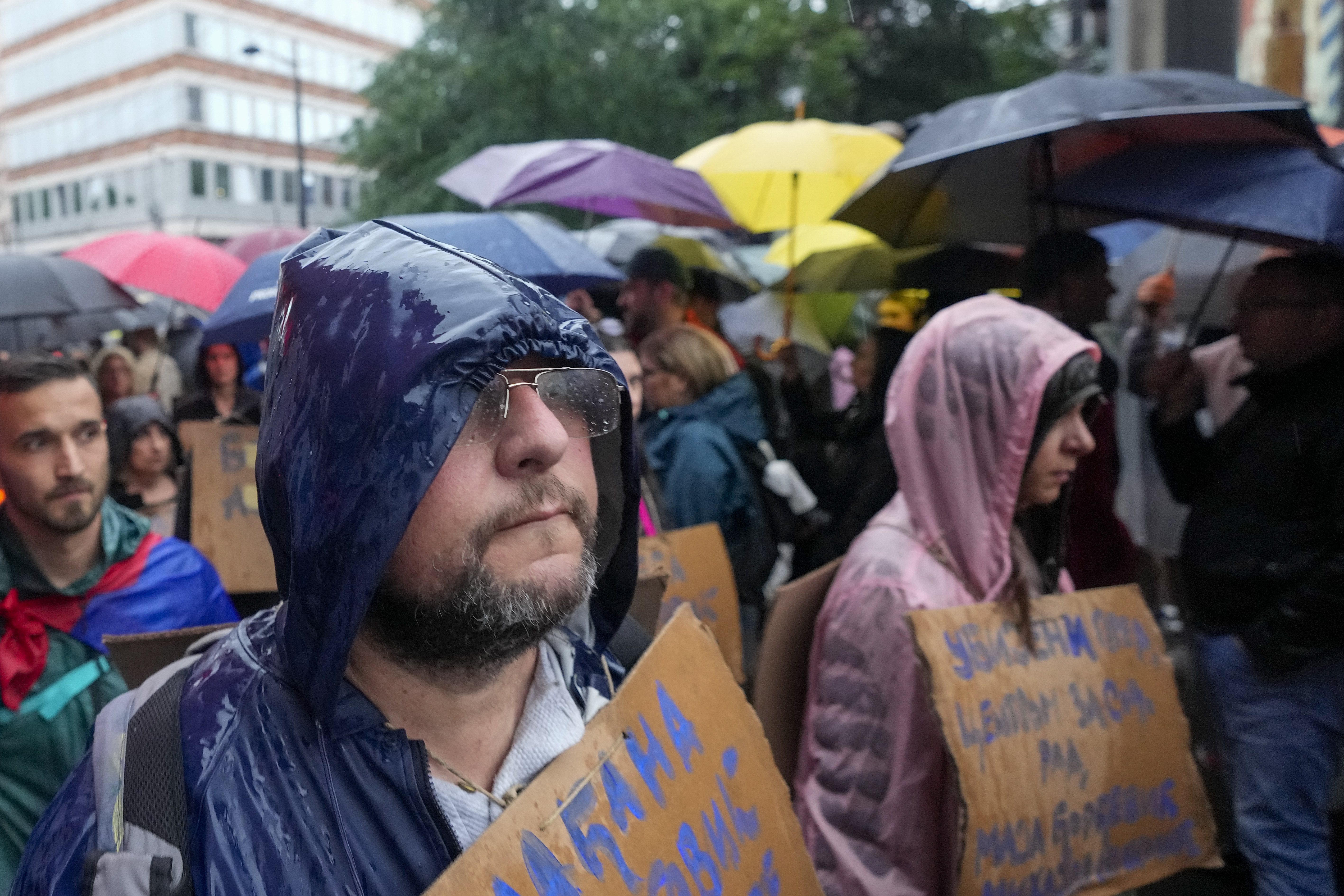 <p>Десетки хиляди души протестираха в Белград срещу нарастващото насилие в Сърбия, три седмици след две масови убийства, потресли страната.</p>