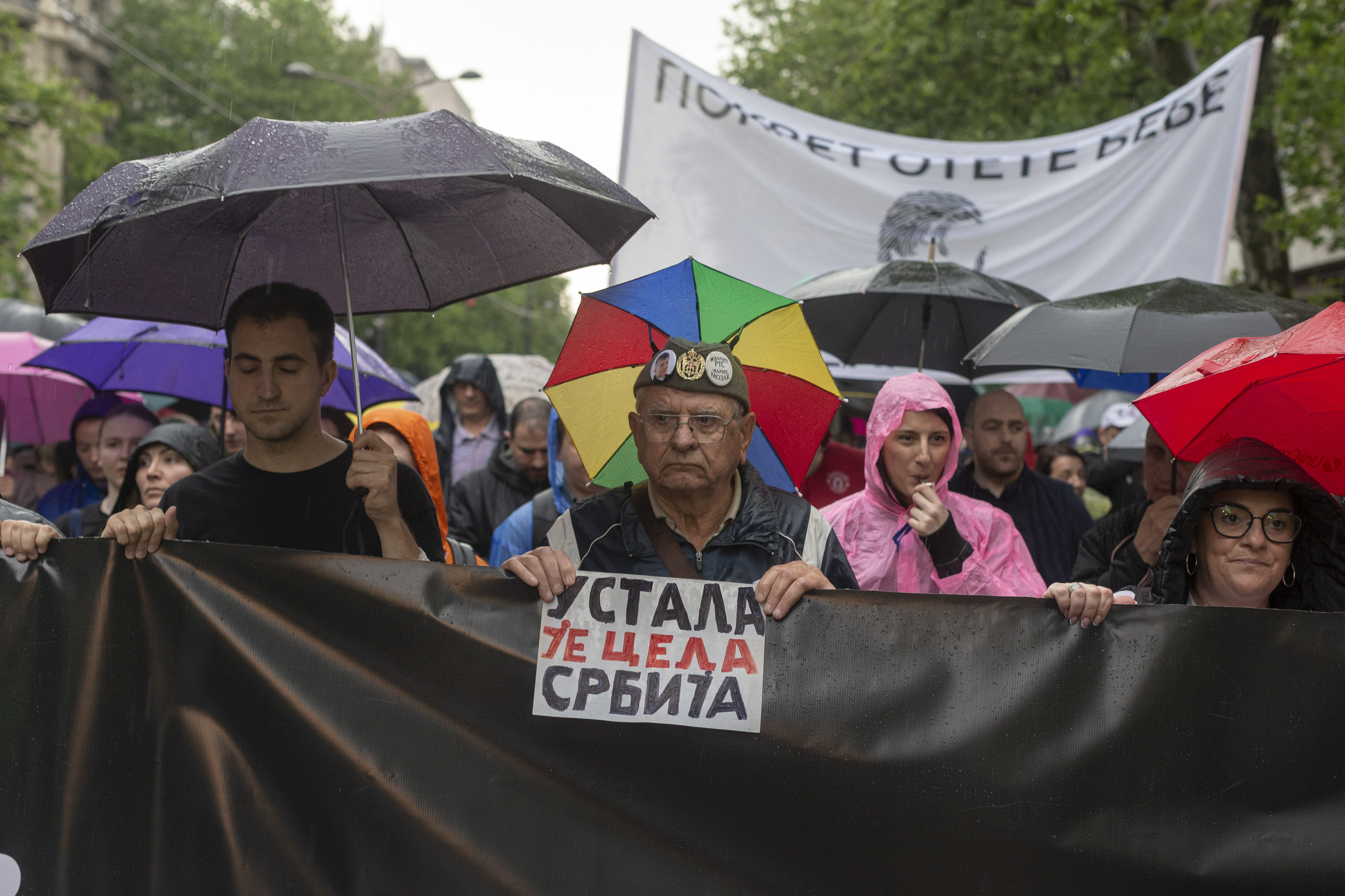 <p>Десетки хиляди души протестираха в Белград срещу нарастващото насилие в Сърбия, три седмици след две масови убийства, потресли страната.</p>