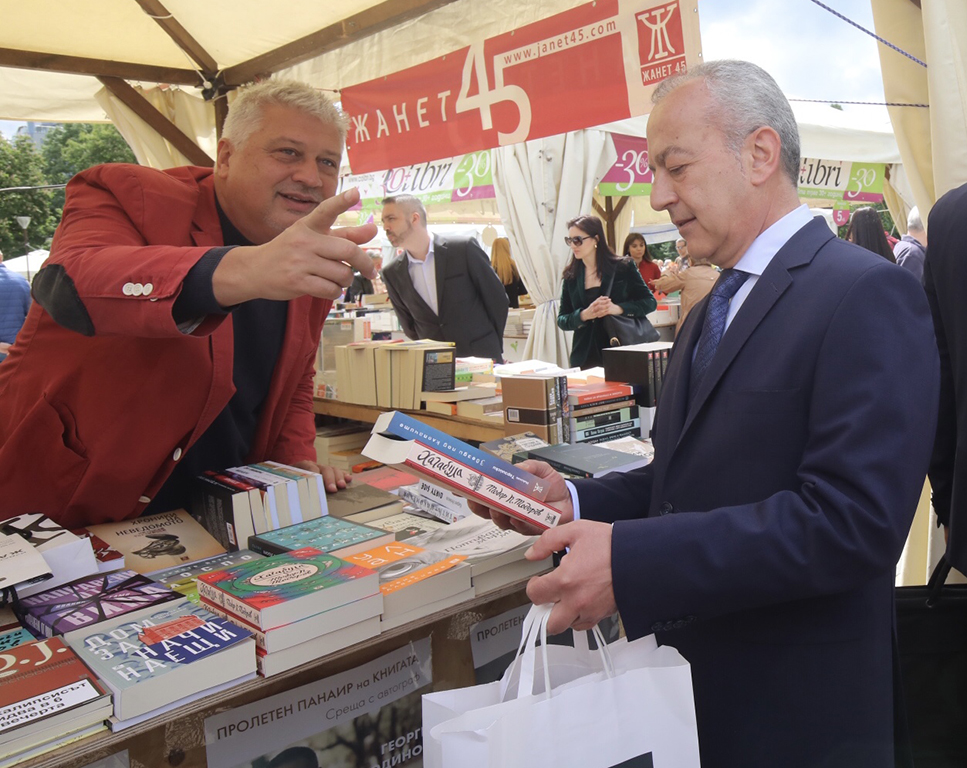 <p>Пролетният панаир на книгата се разгръща в градината пред Националния дворец на културата със 144 издателства от цялата страна и над 60 шатри до 4 юни</p>