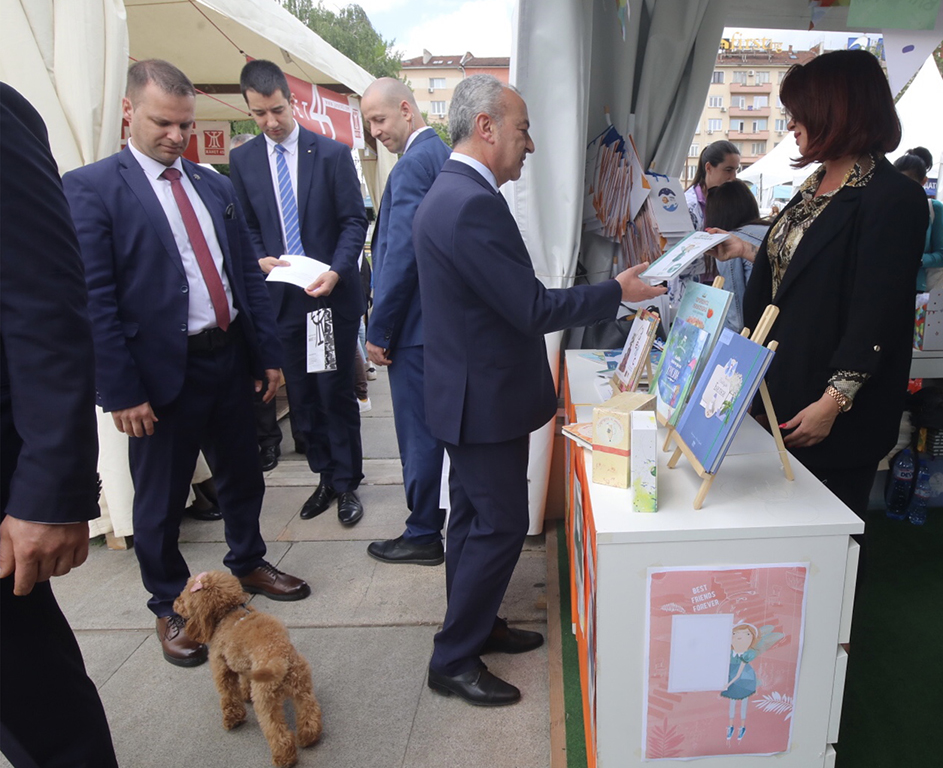 <p>Пролетният панаир на книгата се разгръща в градината пред Националния дворец на културата със 144 издателства от цялата страна и над 60 шатри до 4 юни</p>