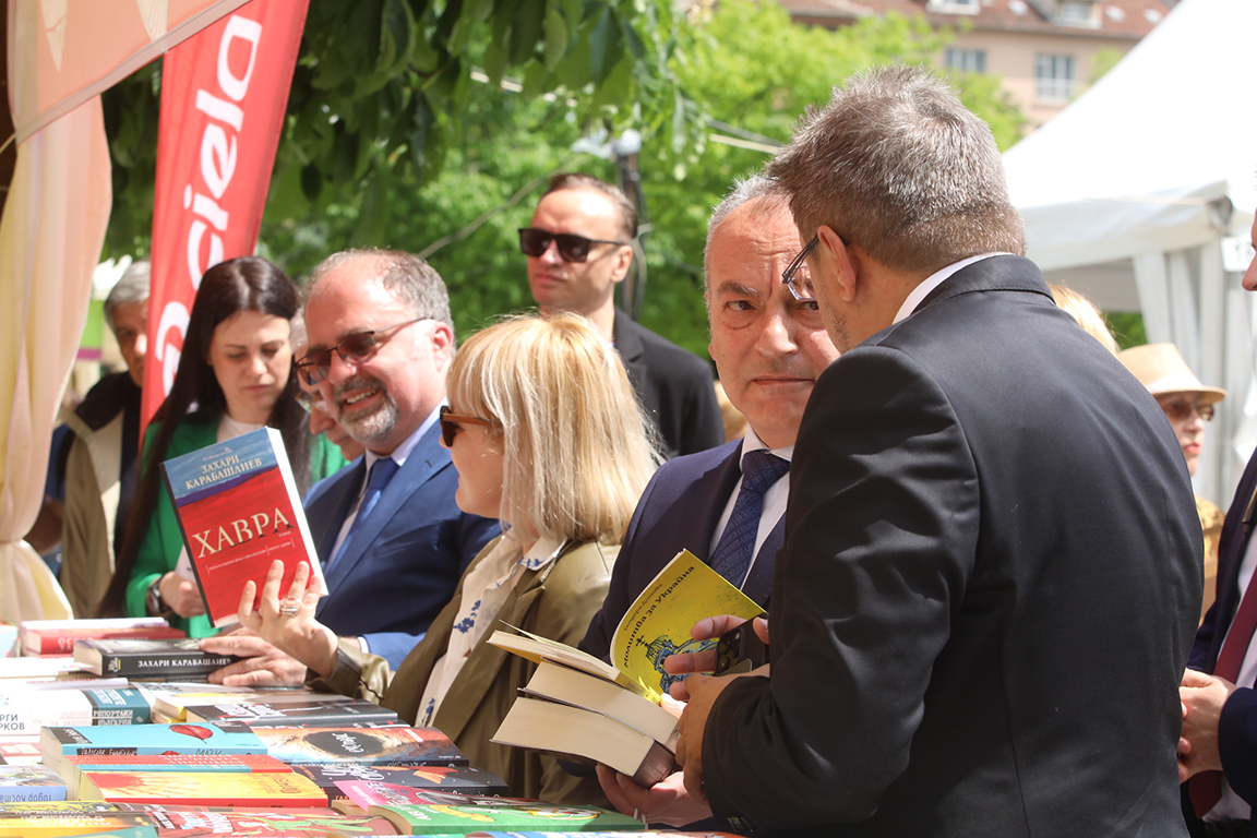 <p>Пролетният панаир на книгата се разгръща в градината пред Националния дворец на културата със 144 издателства от цялата страна и над 60 шатри до 4 юни</p>