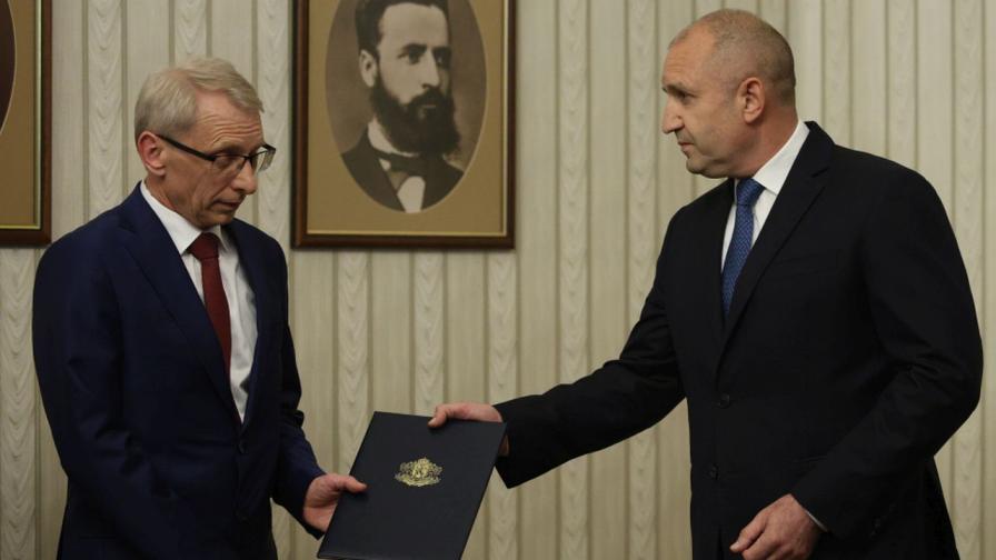 Президентът Румен Радев връчи папката с втория мандат на академик Николай Денков