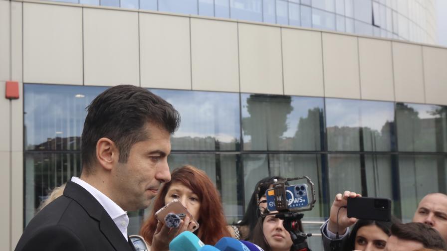 Кирил Петков се яви на разпит в прокуратурата