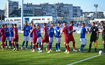 Феновете на Спартак Варна аплодираха играчите след победата над Септември