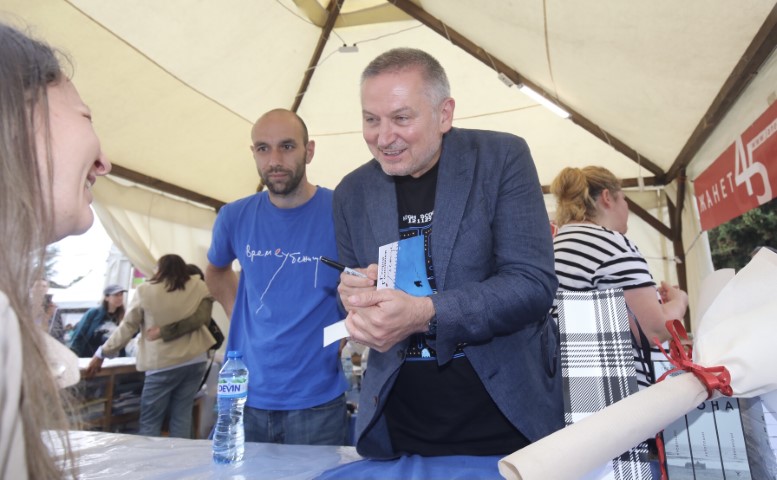 <p>Огромна опашка за автографи от Георги Господинов на Панаира на книгата</p>