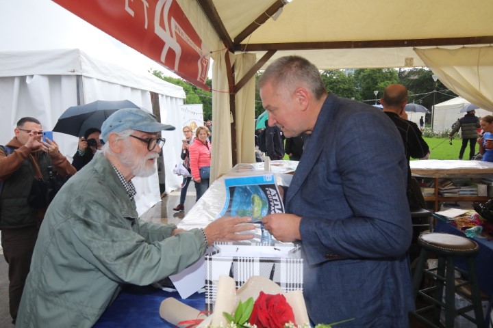 <p>Огромна опашка за автографи от Георги Господинов на Панаира на книгата</p>