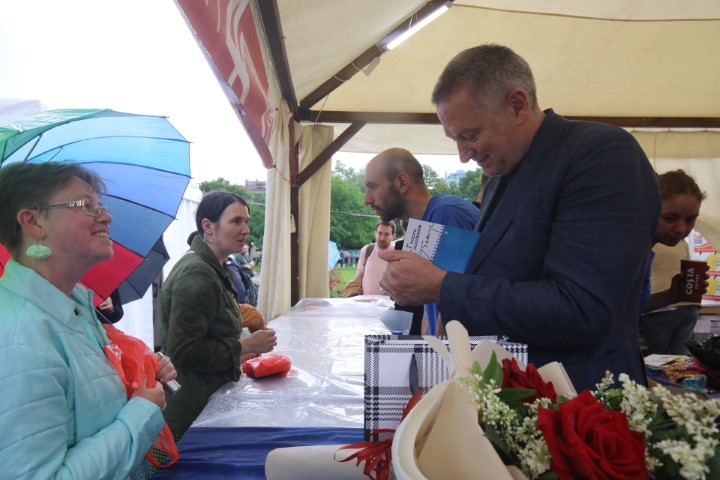 <p>Огромна опашка за автографи от Георги Господинов на Панаира на книгата</p>