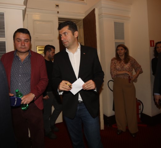 <p>Представители на ГЕРБ-СДС и на &bdquo;Продължаваме Промяната &ndash; Демократична България&ldquo; бяха на среща в стаята на ДПС в парламента</p>