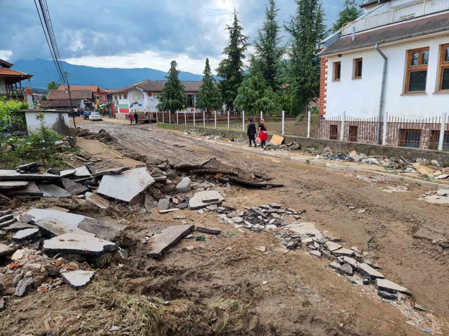 <p>Заместник-министъра на вътрешните работи Николай Николов посети Берковица, където провери щетите от наводненията на 1 юни</p>