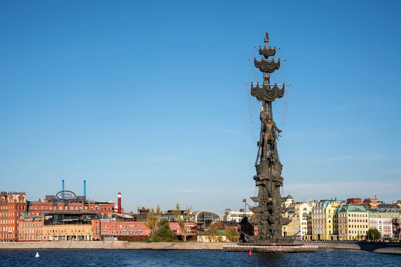 <p><strong>Статуята на Петър Велики</strong></p>

<p>Паметникът на Петър Велики в Москва е известна болка в очите. Петър може да има сенчеста история и да мрази Москва, но той също така е основал руския флот, оттук и статуята. Очевидно... Що се отнася до тайното съобщение, теоретизира се, че статуята може да няма нищо общо с Петър Велики. Вместо това може да е статуя, която отдава почит на Христофор Колумб. Твърди се, че скулпторът Зураб Церетели е променил самоличността на човека върху статуята, за да намери купувач.</p>