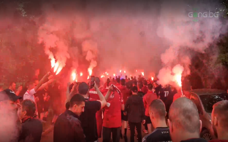 Вижте как феновете посрещнаха ЦСКА (видео)