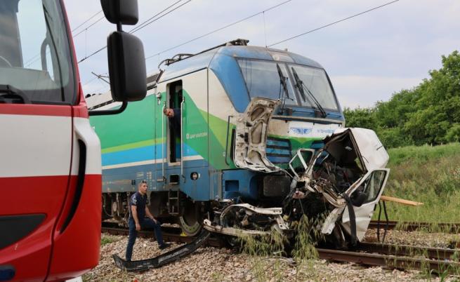 Бързият влак София-Варна удари кола, има жертва