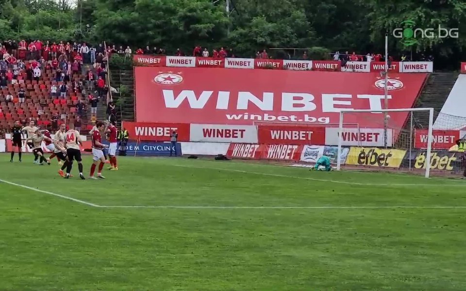 Иван Турицов пропусна дузпа за ЦСКА в десетата минута на