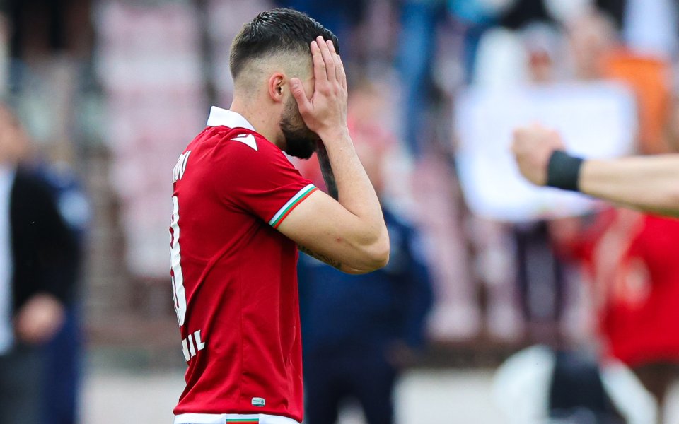 Червена“ футболна България не спира подкрепата си към Иван Турицов