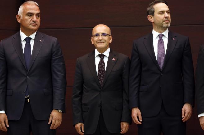  Министърът на финасите Мехмет Шимшек, министърът на културата и туризма Мехмет Нури и министърът на енергетиката Алпарслан Байрактар 