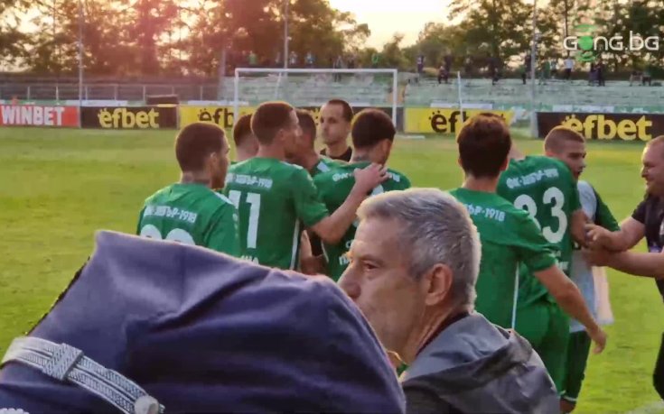 Лудата радост на играчи и фенове на Хебър след гола на Папазов