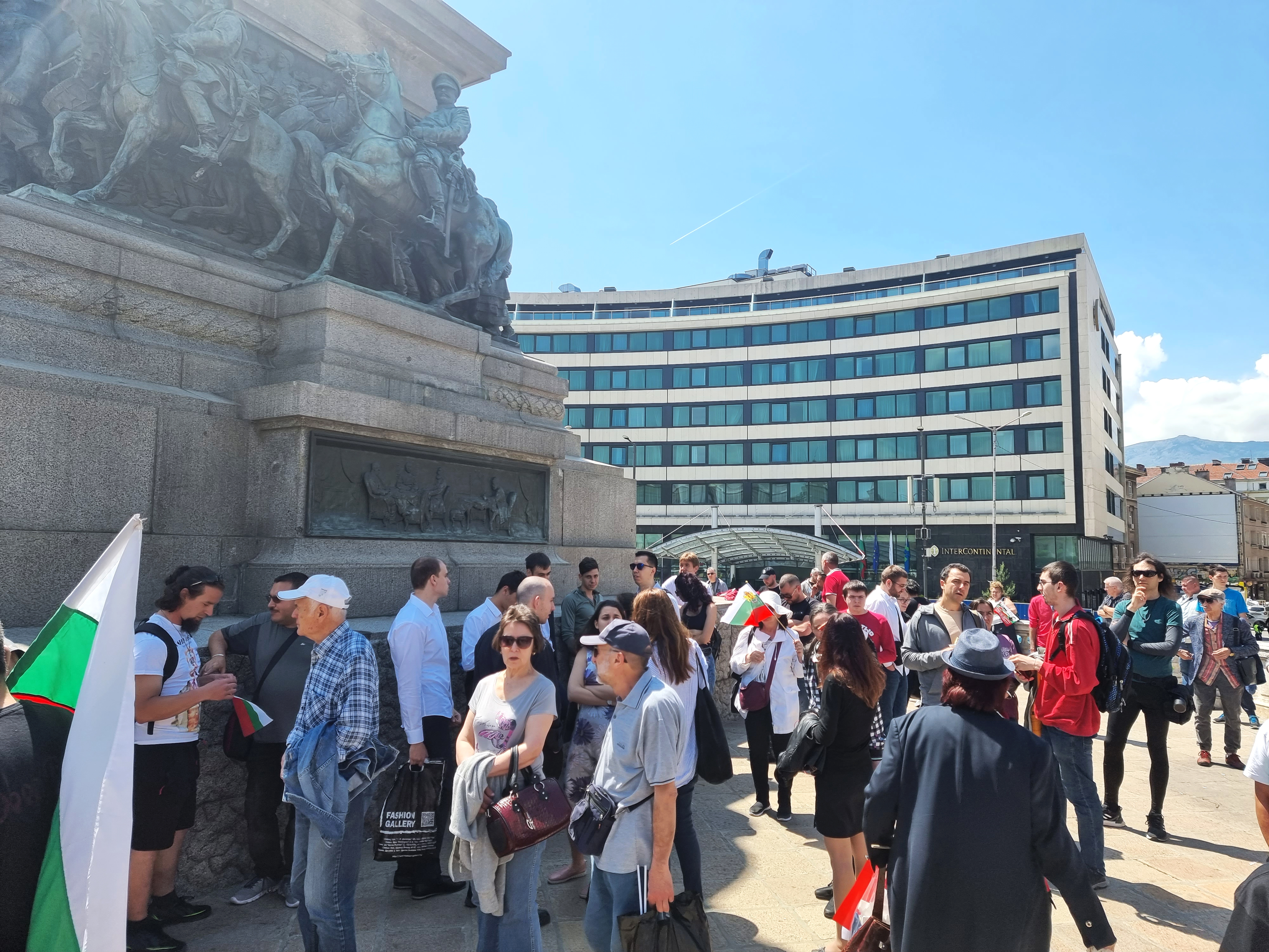 <p>Граждани се събраха на протест пред сградата на Народното събрание срещу проектокабинета &bdquo;Денков-Габриел&ldquo;.</p>