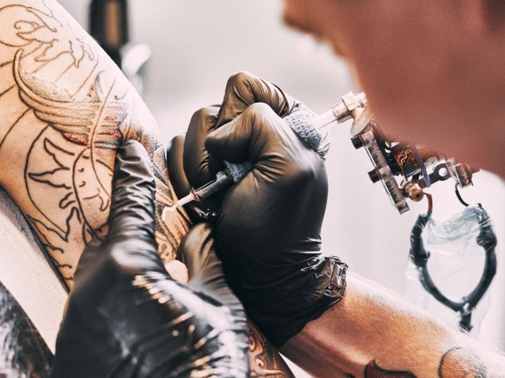 Беки Холт която твърди че е най татуираната жена във Великобритания