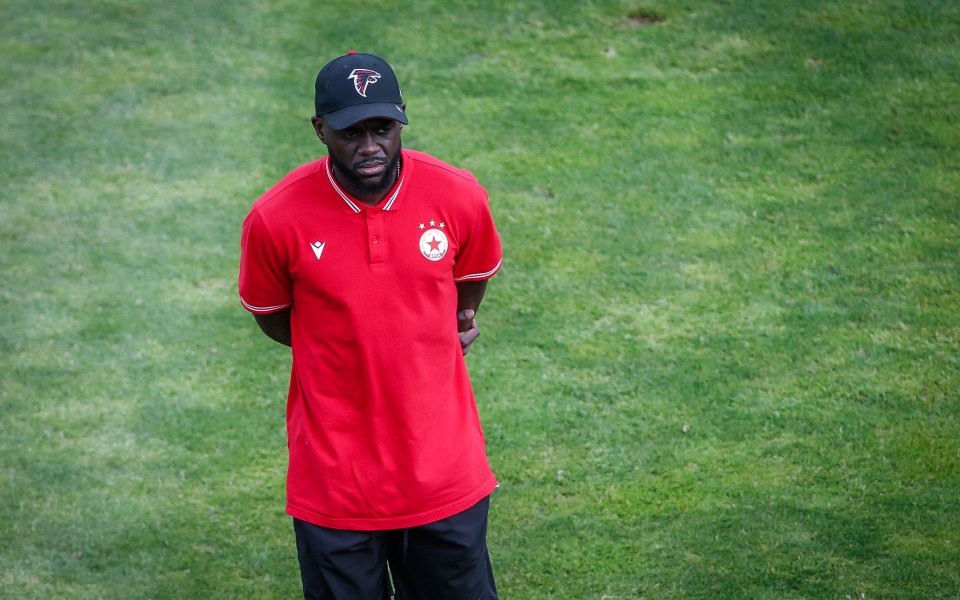 Халфът на ЦСКА - Амос Юга, говори пред  журналистите след