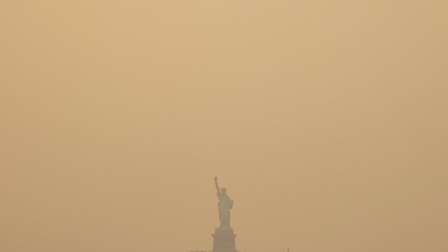"Апокалиптична" сцена: Ню Йорк е под "токсичен смог" заради пожарите в Канада