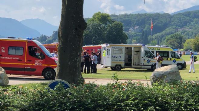  Самотен мъж, въоръжен с нож, е нападнал групата тригодишни малчугани в 9:45 ч. локално време 