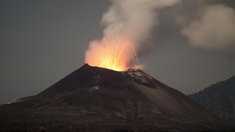 Силата на природата: Вулканът Анак Кракатау изхвърли над 3 км. пепел (ВИДЕО)