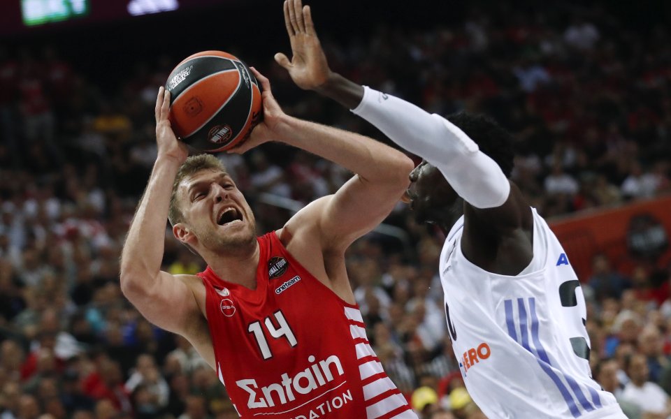 Лидерът на Олимпиакос Александър Везенков не е взел участие в