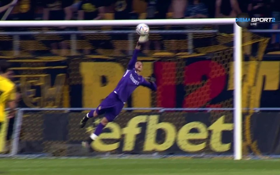 Младият вратар на Ботев Стефан Смъркалев впечатли всички със своите