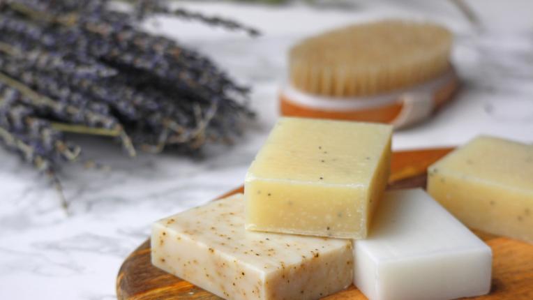С аромат на свежест и лято: 4 рецепти за домашен сапун