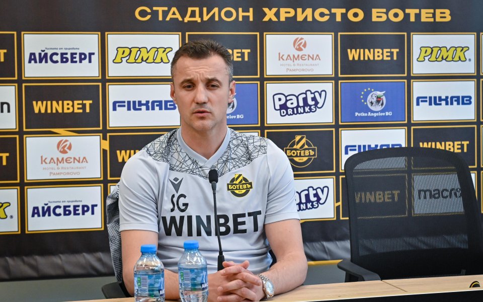Ботев Пловдив представи официално новия си треньор Станислав Генчев. Той