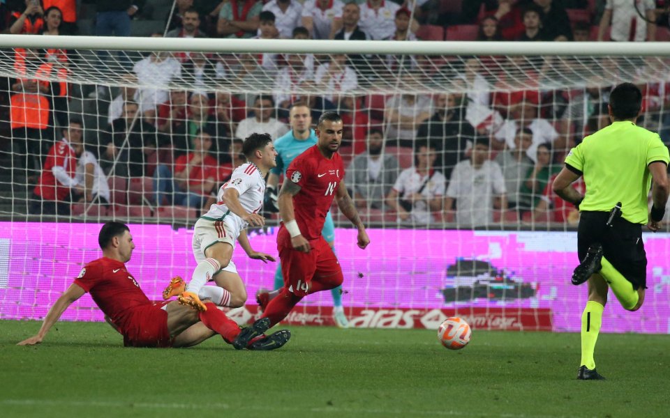 Турция надви Уелс с 2:0 в квалификация за Европейското първенство