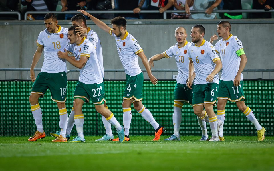 Българският национален отбор по футбол регистрира спад с едно място