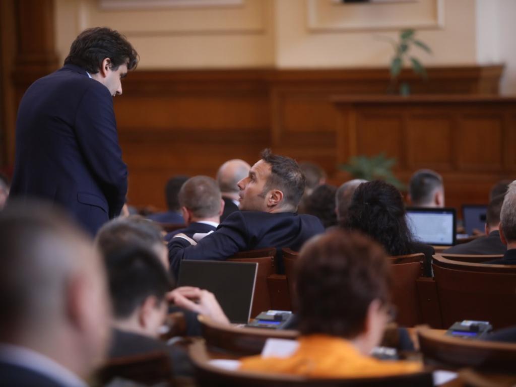 Парламентът събра кворум още при първата регистрация Депутатите прекратиха пълномощията
