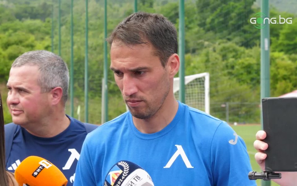 Футболистът на Левски Ивелин Попов говори пред медиите след успеха