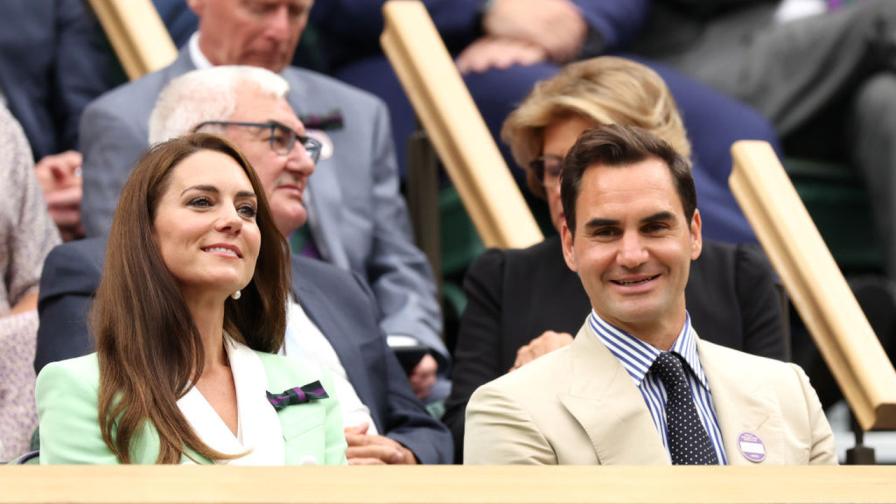 <p>Игриво&nbsp;приятелство: Принцеса Кейт и Федерер в опасна близост на &quot;Уимбълдън&quot;</p>