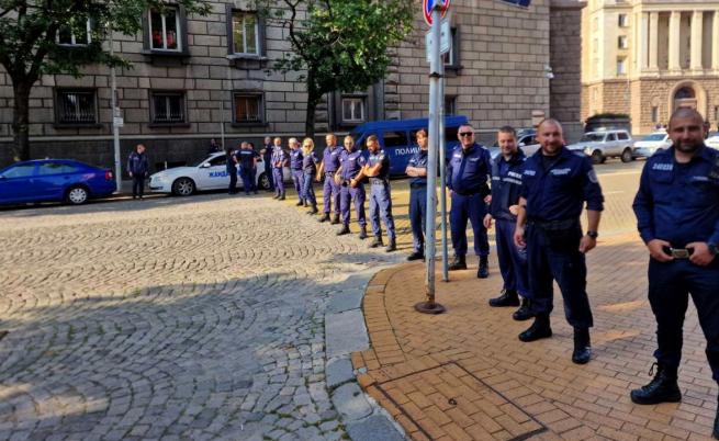 В очакване на Зеленски: Засилени мерки за сигурност в София (СНИМКИ)
