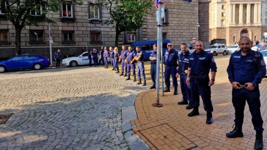 Центърът на София е блокиран от полицаи