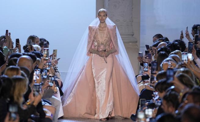Минало и настояще: Ели Сааб завладя парижкия моден подиум с вечните героини (СНИМКИ)