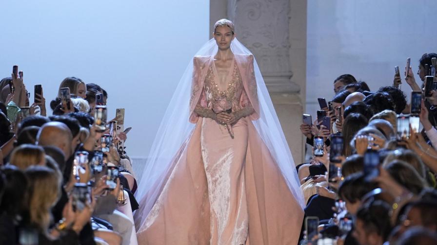 Минало и настояще: Ели Сааб завладя парижкия моден подиум с вечните героини (СНИМКИ)