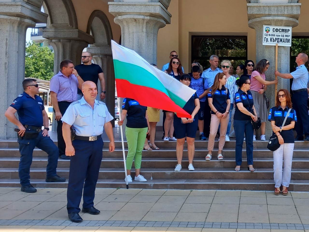 <p>Служители на пожарната и полицията излязоха на протест, без да спират работата си, с искане за реформи и увеличение на бюджета на МВР</p>