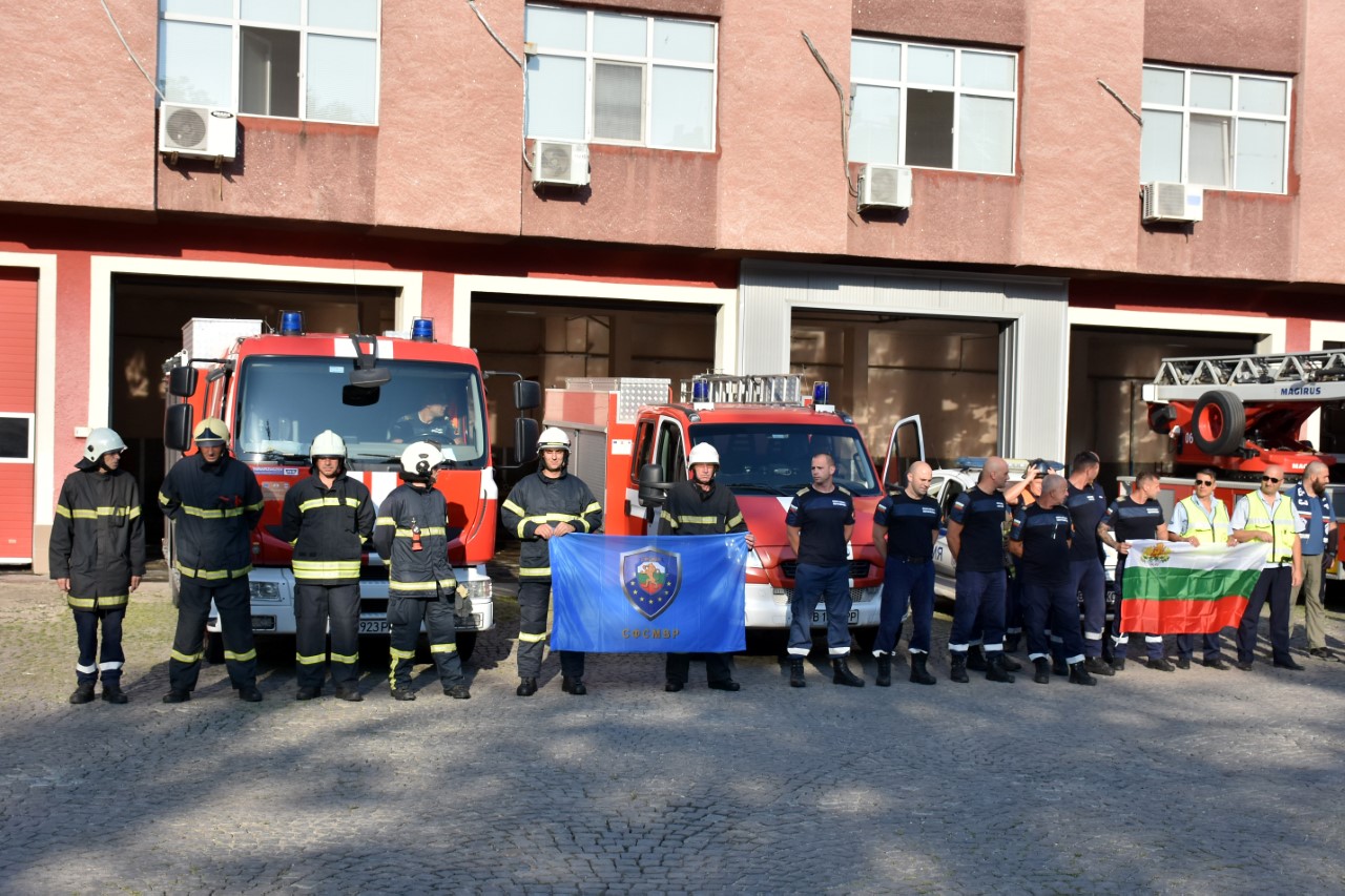 <p>Служители на пожарната и полицията излязоха на протест, без да спират работата си, с искане за реформи и увеличение на бюджета на МВР</p>