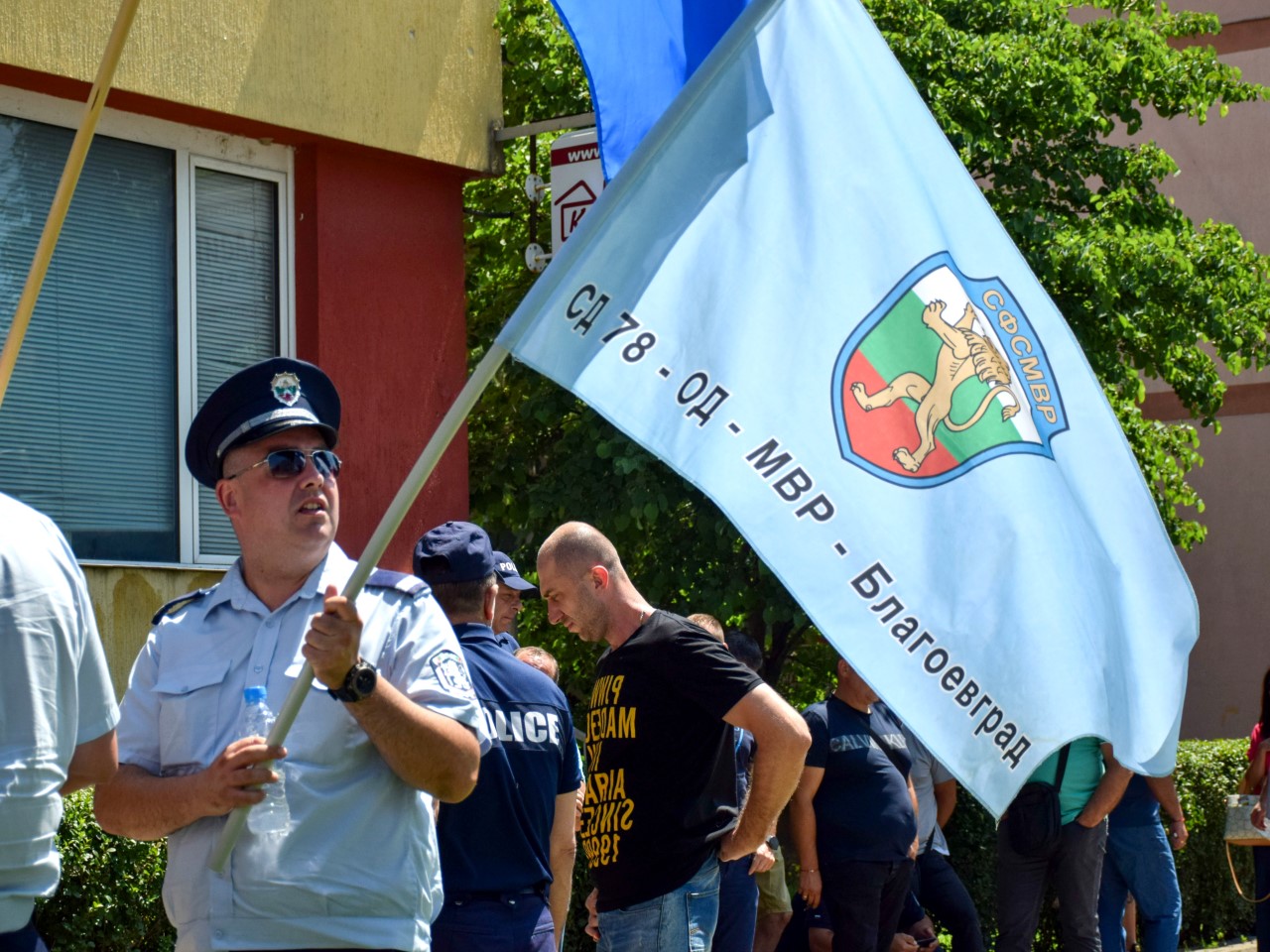 <p>Служители на пожарната и полицията излязоха на протест, без да спират работата си, с искане за реформи и увеличение на бюджета на МВР</p>