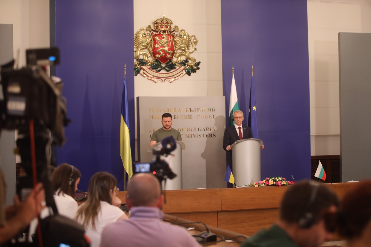 <p>Зеленски е на еднодневно посещение в България. В рамките на посещението му се очаква да бъде подписана съвместна декларация за евроатлантическата интеграция на Украйна и меморандум за сътрудничество в областта на енергетиката.</p>