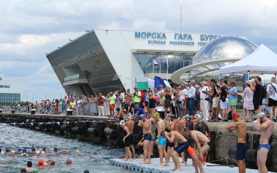 В акваторията на Морска гара в Бургас 185 състезатели от