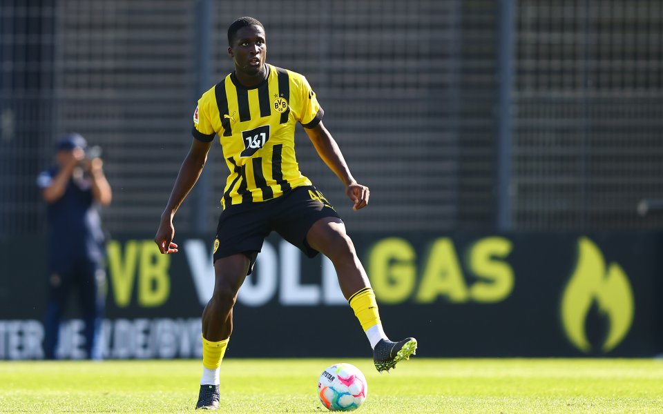 Защитникът на Борусия Дортмунд Сумайла Кулибали ще продължи кариерата си
