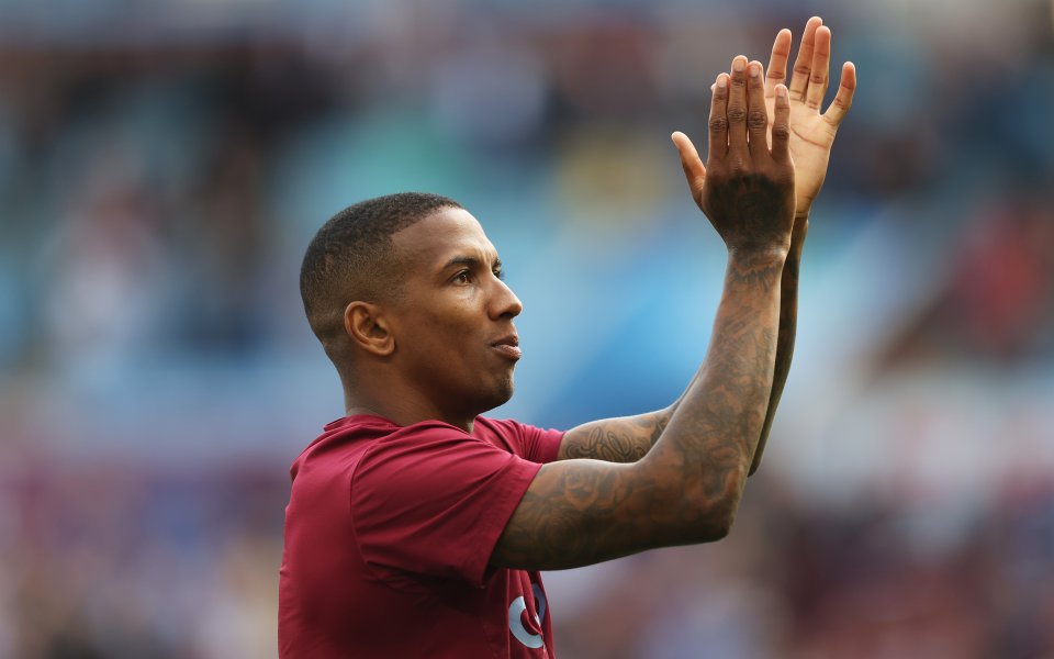 Евертън е в напреднали преговори със защитника Ашли Йънг, съобщава