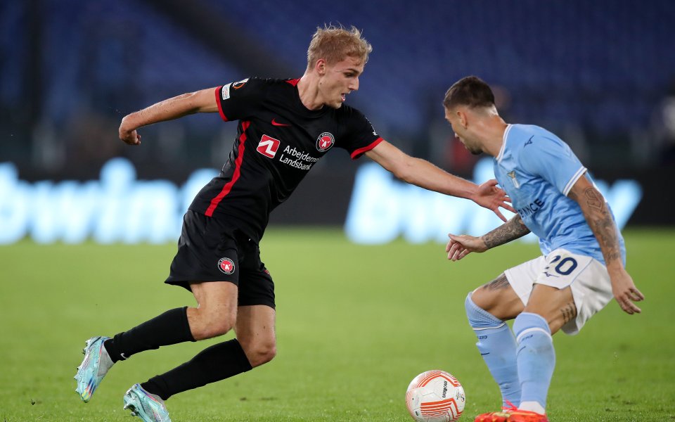 Милан води в надпреварата за крилото на Мидтиланд Густав Исаксен.