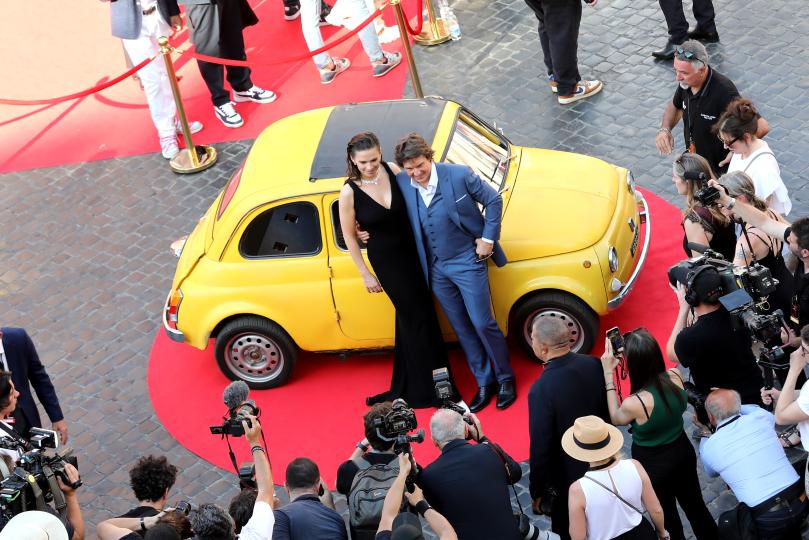 <p>Хейли Атуел и Том Круз на световната премиера в Рим</p>