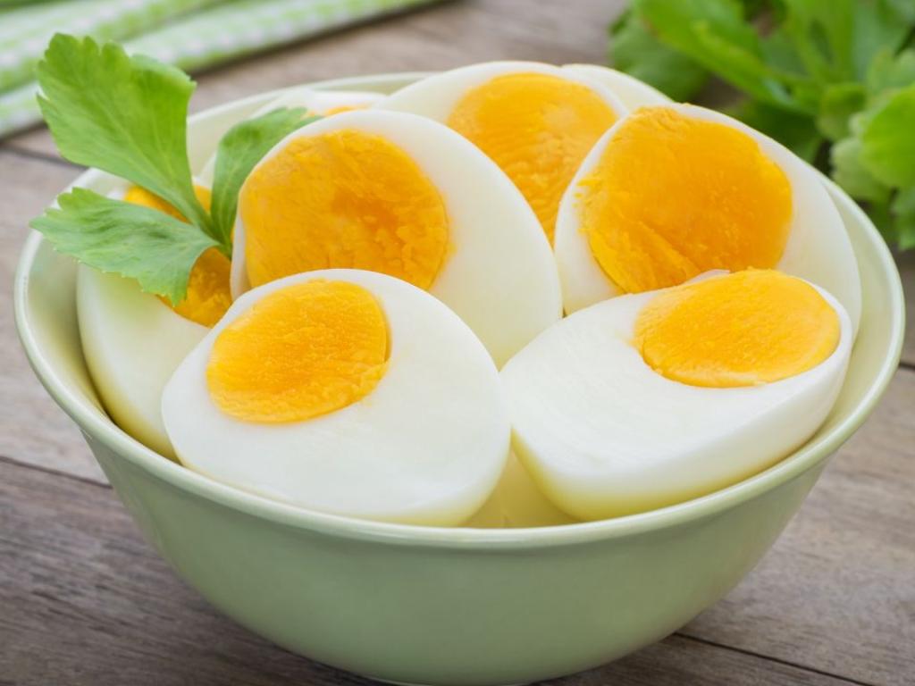 Жълтъците съдържат холестерол и редовното ядене на яйца за закуска